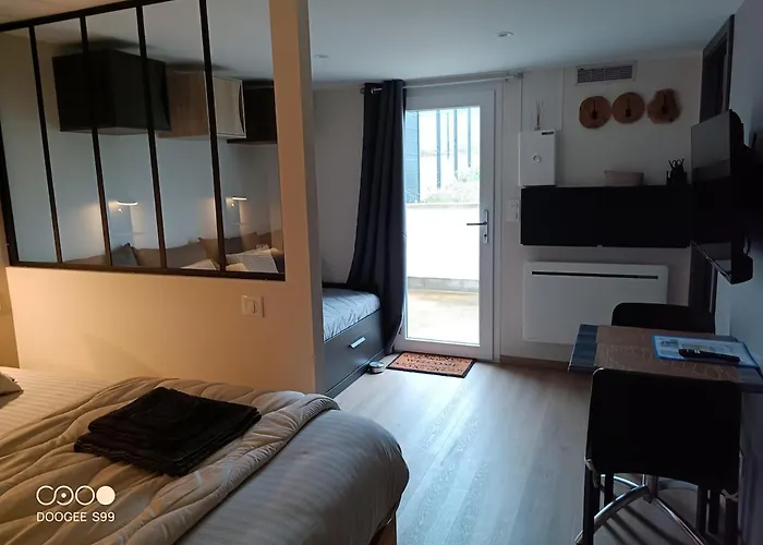 Aux Pieds De La Colline De Mousson * 蓬塔穆松