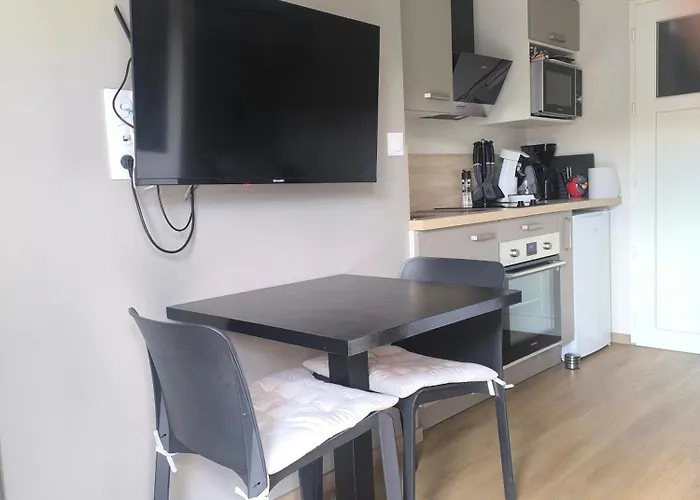 Aux Pieds De La Colline De Mousson 蓬塔穆松