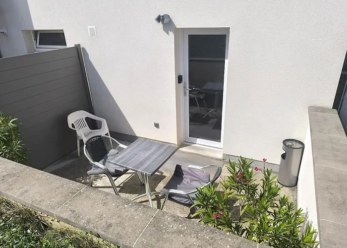 Aux Pieds De La Colline De Mousson 蓬塔穆松