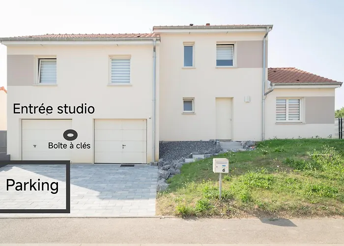 Aux Pieds De La Colline De Mousson